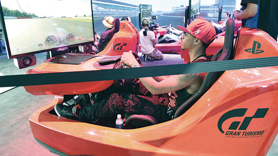 «إكس بوكس ون» يحتكر الألعاب الشهيرة .. و150 ألف فيلم لمنصة «بلايستيشن 4»