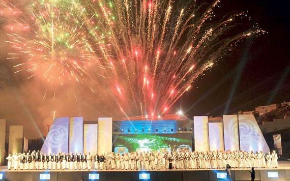 النور يضيء سماء ساحة أبها الشعبية