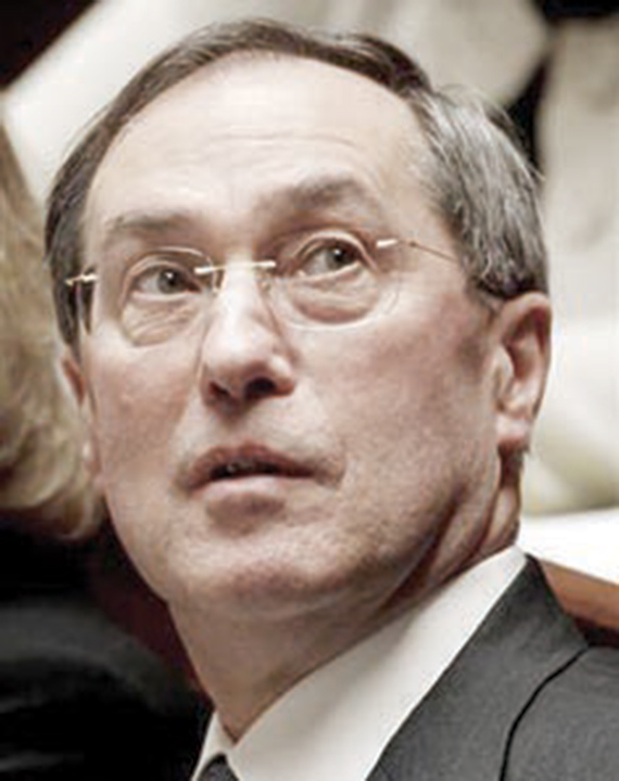 الفضائح تلاحق وزير الداخلية الفرنسي السابق