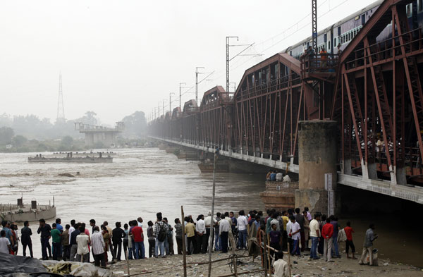 ارتفاع حصيلة قتلى الفيضانات والانزلاقات الأرضية في شمال الهند إلى 138