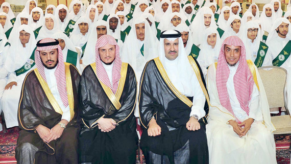 «أمير المدينة» يكرم الفائزين في مسابقات تحفيظ القرآن الكريم