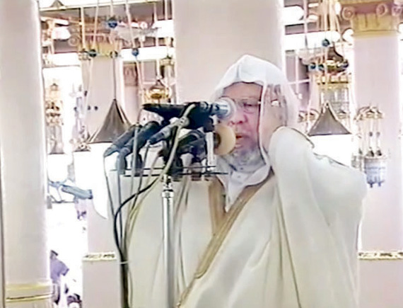 عفيفي مؤذن الحرم النبوي.. 30 عاماً من النداء إلى الصلاة