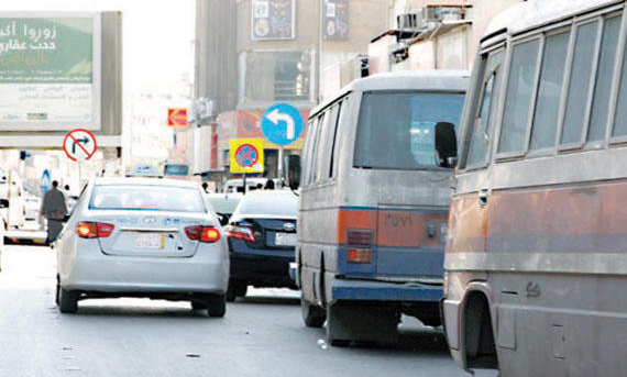 وزارة النقل تتجاهل منع التجوال العشوائي لسيارات الأجرة
