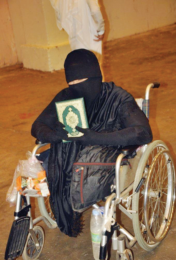 حافظة القرآن تتحدى الشلل 17 عاما وتقتحم الأرصفة للوصول للمسجد النبوي