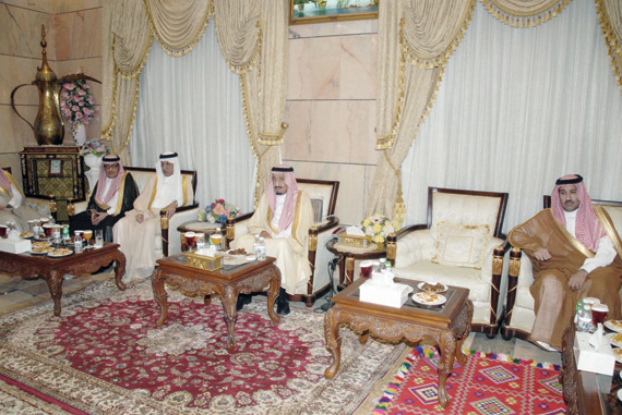 الأمير سلمان يشرِّف حفل إفطار بن راجح في مكة