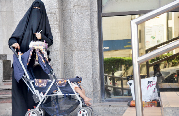 فتيات مراهقات يتسولن في الشوارع بتوجيه من أسرهن