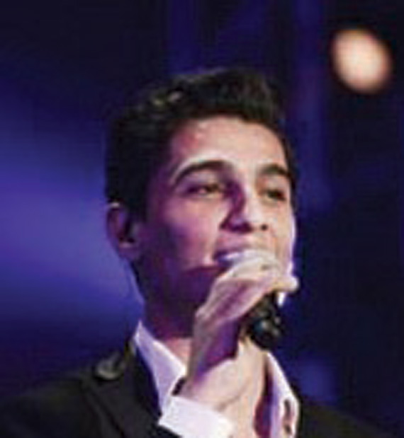 محمد عسّاف «يعلّي الكوفية» في منامة البحرين