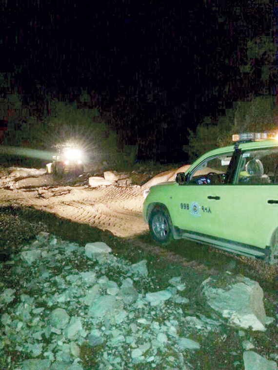 معدات ثقيلة لفتح الطرق المتضررة من أمطار الباحة