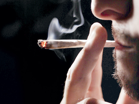 «نكت المحششين» سبب رئيس في تعاطي المراهقين للمخدرات