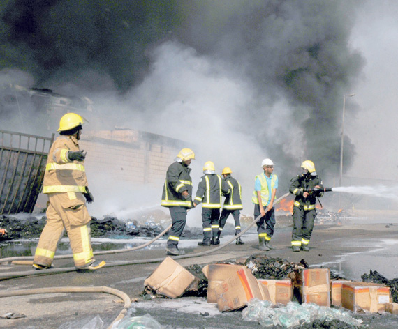 16 فرقة ووحدة مواد خطرة تسيطر على حريق «صناعية جدة»