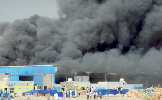 16 فرقة ووحدة مواد خطرة تسيطر على حريق «صناعية جدة»