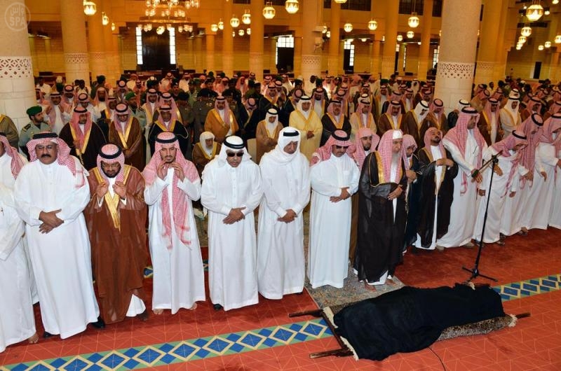 النائب الثاني يؤدي صلاة الميت على الأميرة منيرة بنت محمد بن تركي