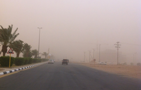 عاصفة رملية تشل الحركة على طريق الشمال الدولي .. وتخرج طلاب مدارس رفحاء