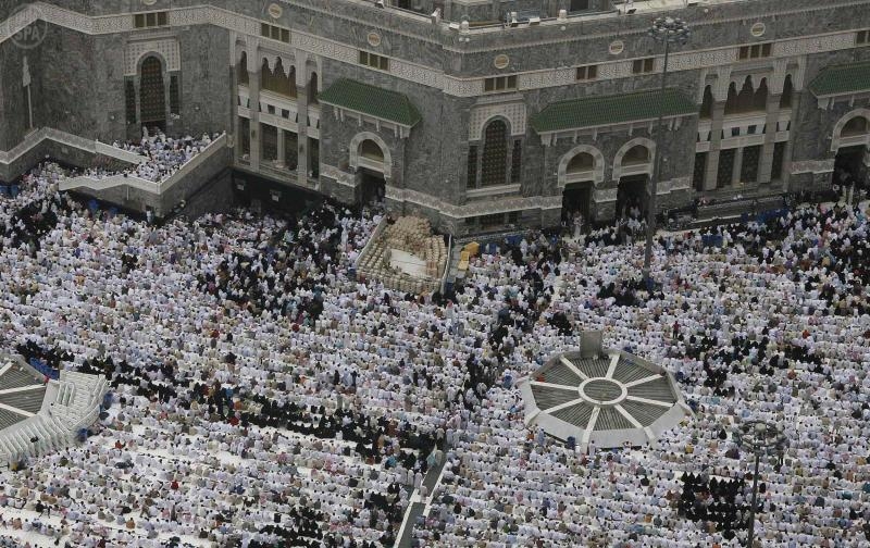 ضيوف الرحمن يتوافدون لأداء صلاة الجمعة في المسجد الحرام