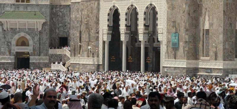 ضيوف الرحمن يتوافدون لأداء صلاة الجمعة في المسجد الحرام