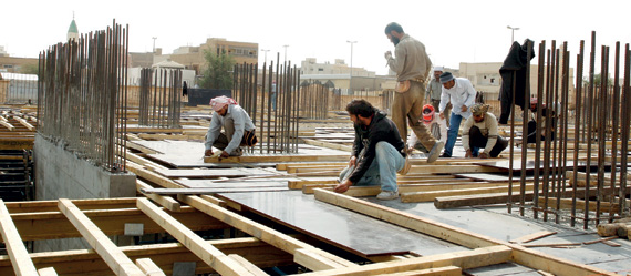 مقاولون غير نظاميين يديرون 70 % من مشاريع الأفراد في السعودية