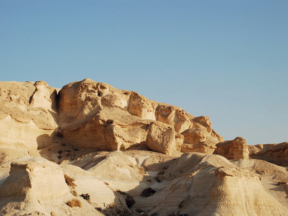 جبل «القارة» سحر الطبيعة .. والمناخ يجسد التاريخ