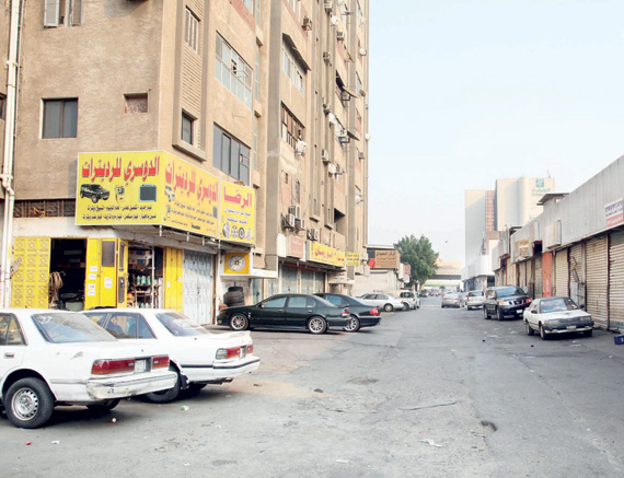 الشوارع خالية .. والمحال مغلقة
