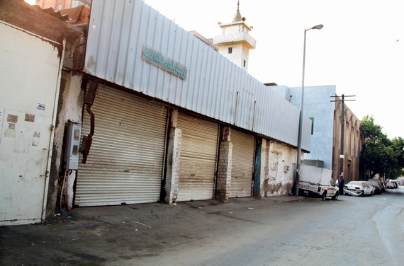 الشوارع خالية .. والمحال مغلقة