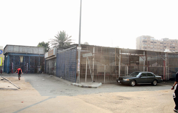 الشوارع خالية .. والمحال مغلقة