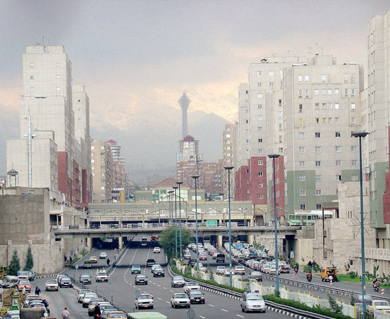 خامنئي يضع يده على عقارات إيرانيين ويجمع 95 مليار دولار