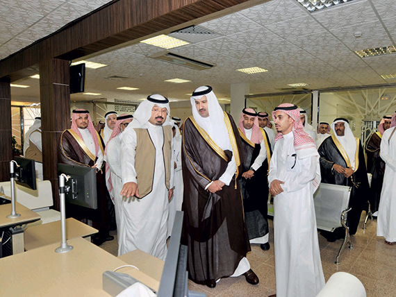 أمير المدينة المنورة يُدشِّن مركز «معاملة» لخدمات أمانة المنطقة