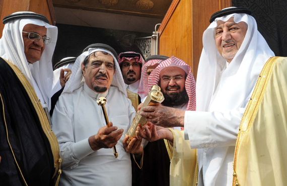 أمير مكة المكرمة يتشرف بغسل الكعبة .. ويسلم مفتاحها الجديد لسدنة الحرم