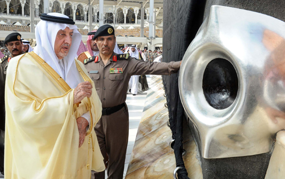 أمير مكة المكرمة يتشرف بغسل الكعبة .. ويسلم مفتاحها الجديد لسدنة الحرم