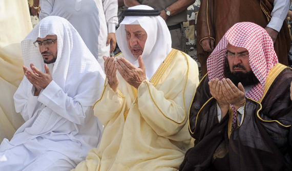 أمير مكة المكرمة يتشرف بغسل الكعبة .. ويسلم مفتاحها الجديد لسدنة الحرم