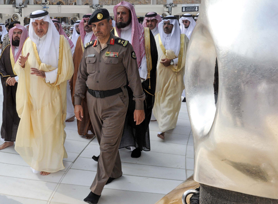 أمير مكة المكرمة يتشرف بغسل الكعبة .. ويسلم مفتاحها الجديد لسدنة الحرم