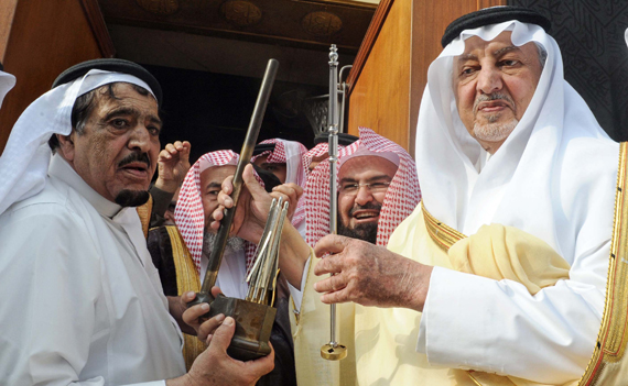 أمير مكة المكرمة يتشرف بغسل الكعبة .. ويسلم مفتاحها الجديد لسدنة الحرم