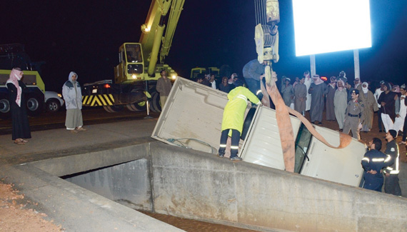 شباب حائل يغامرون بمركباتهم في اقتحام الأودية والشعاب