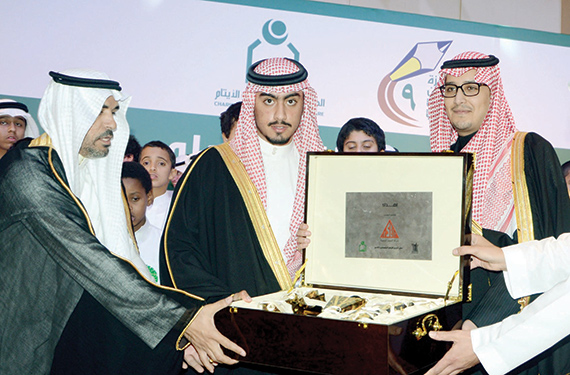 أحمد بن فهد يكرِّم 550 متفوقا من أبناء «إنسان»