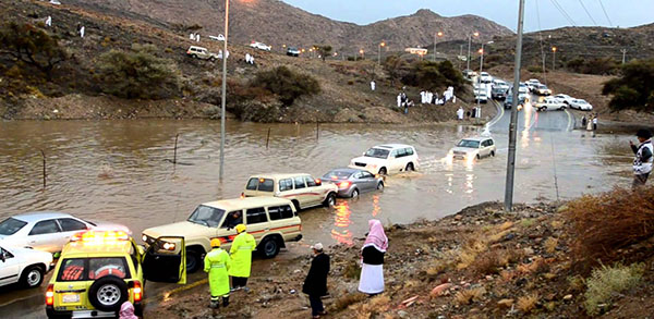 الدفاع المدني يعثر على جثة شخص من المفقودين جراء الأمطار والسيول في العمارية