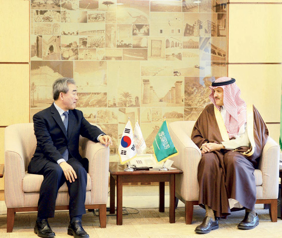 سلطان بن سلمان يلتقي وزير السياحة والثقافة الكوري الجنوبي