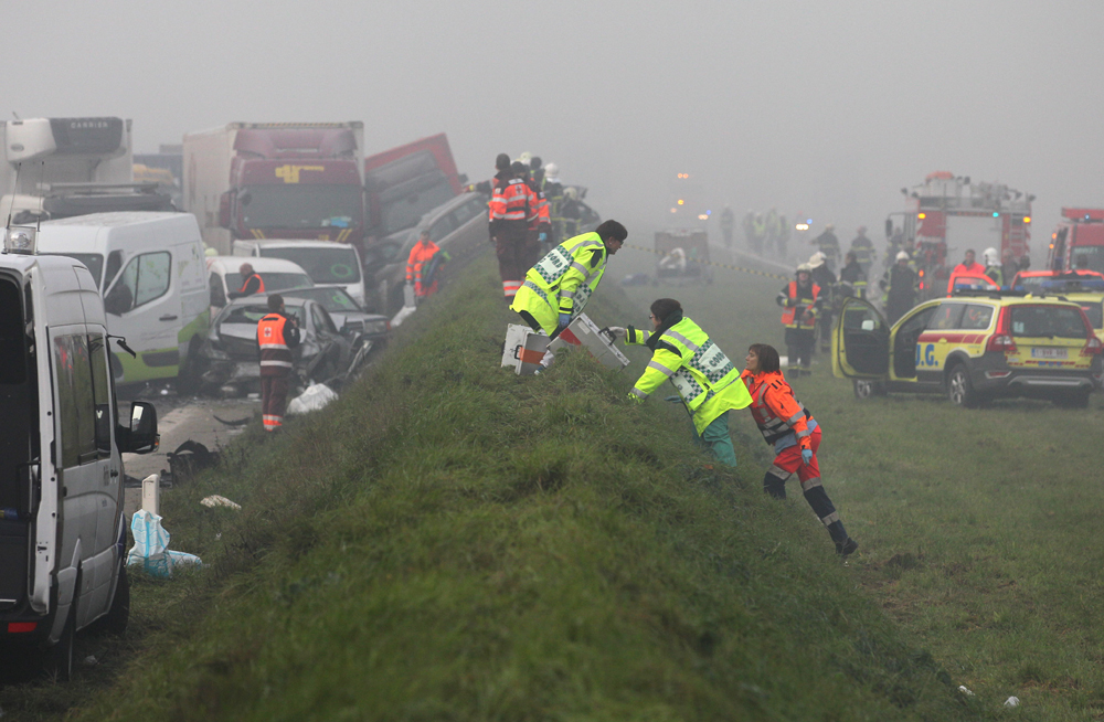 قصة مصورة: وفاة شخص في حادث تصادم 132 سيارة في بلجيكا