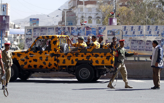 20 قتيلا في الهجوم على مجمع وزارة الدفاع اليمنية