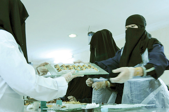 تحرك حكومي لتعزيز عمل المرأة بدعم مالي لمشاريع نقل العاملات