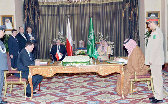 توقيع اتفاقية للتعاون الدفاعي بين السعودية وبولندا