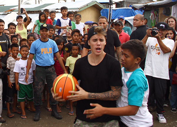 قصة مصورة: جاستين بيبر يزور الناجين من إعصار هايان في الفلبين