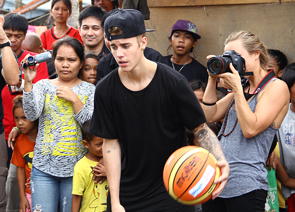 قصة مصورة: جاستين بيبر يزور الناجين من إعصار هايان في الفلبين
