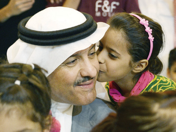 سلطان بن سلمان ينصت للتراثيين الصغار
