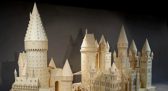 الحاجة أم الاختراع.. أردني يصنع مجسمات من أعواد الثقاب