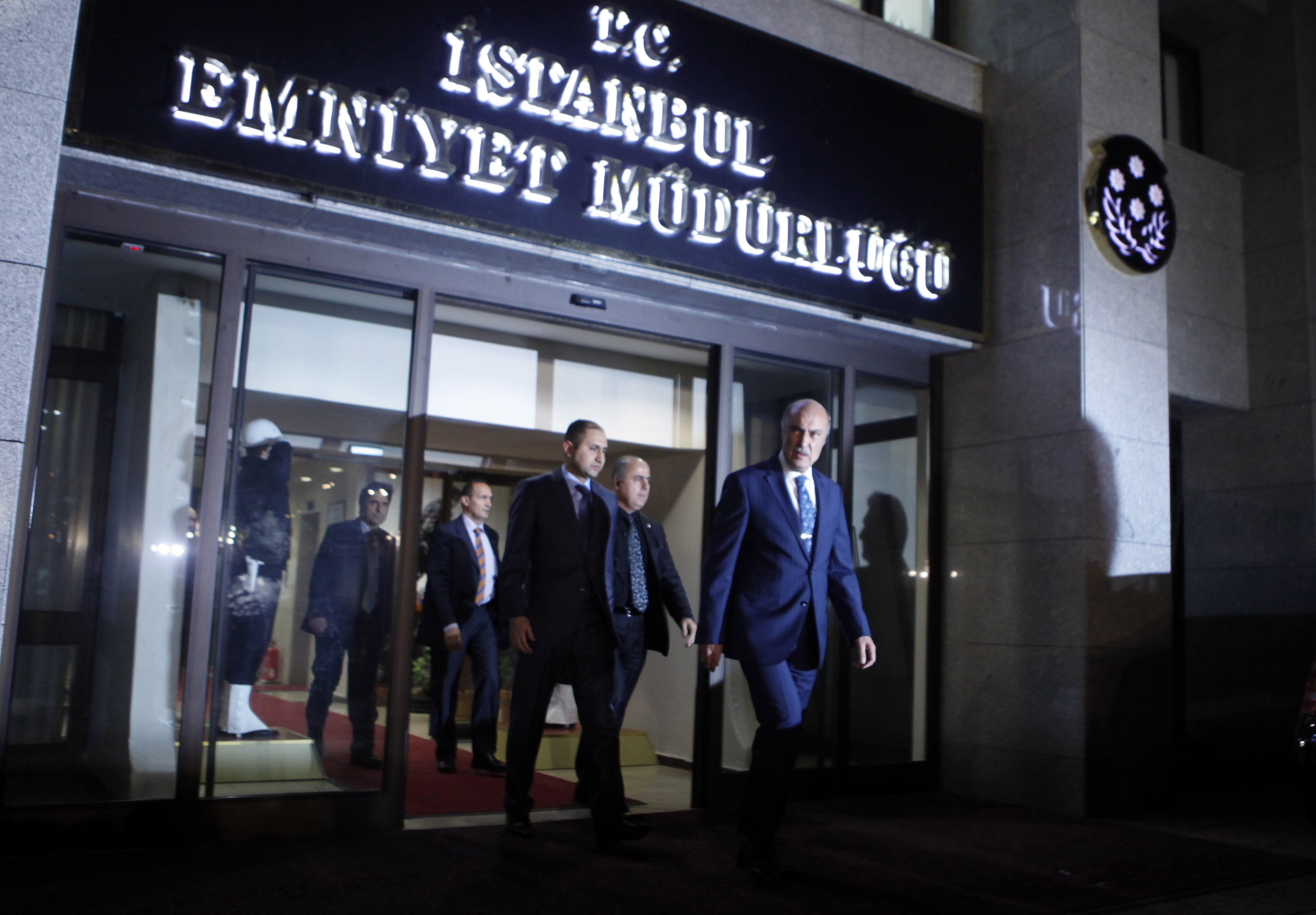 فضيحة فساد كبرى تهدد سلطة أوردغان.. والصحف التركية تحذر من إفشال التحقيقات