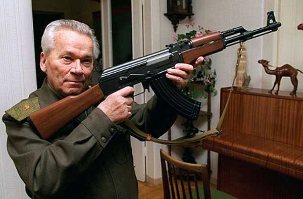 وفاة الروسي كلاشنيكوف مخترع "الرشاش"
