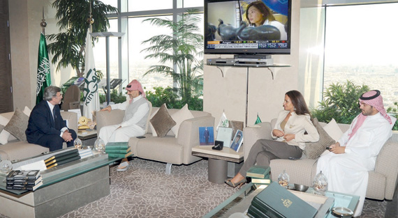 الوليد بن طلال يبحث الوضع الاقتصادي العالمي مع سفير اليونان