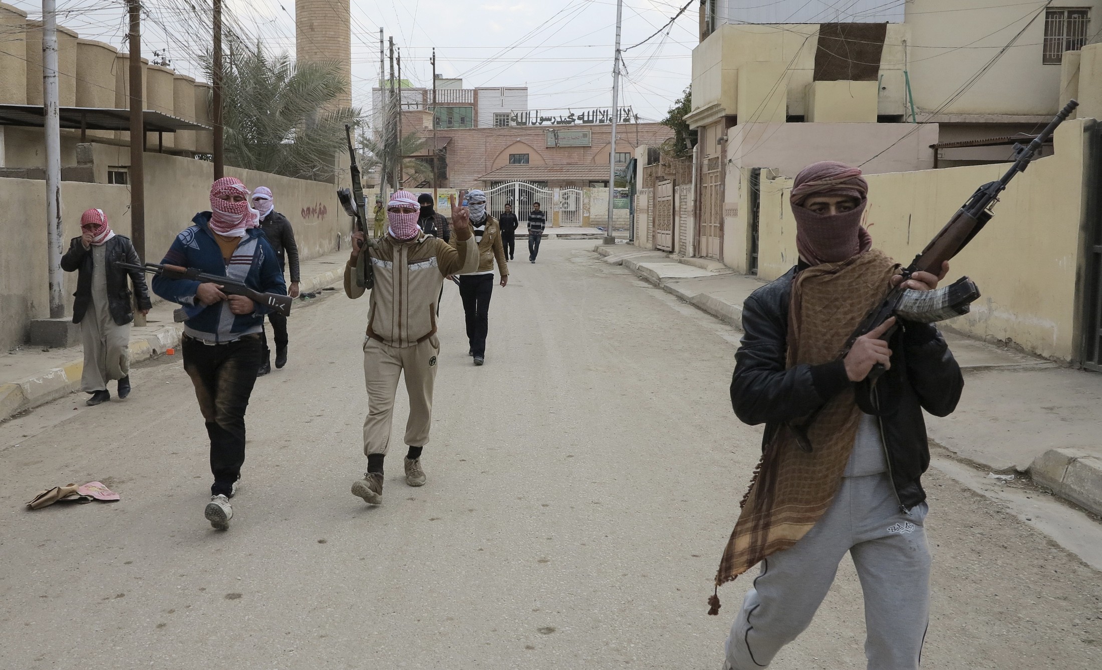 المالكي يواجه انتفاضة سياسية وشعبية.. استقالة 44 نائبا واشتباكات في الفلوجة والرمادي