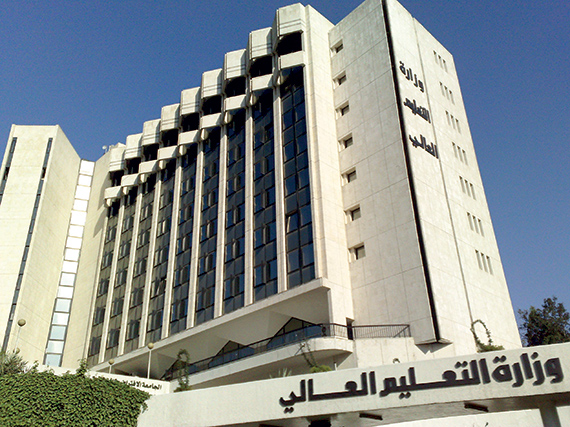 منع التمديد لمتجاوزي «سنّ التقاعد» من الأكاديميين الوافدين