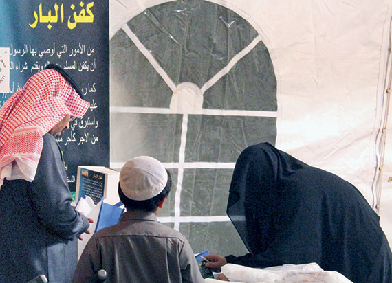 نساء أسر محتاجة يتحوّلن إلى «حرفيات» ويروّجن لمنتجاتهن