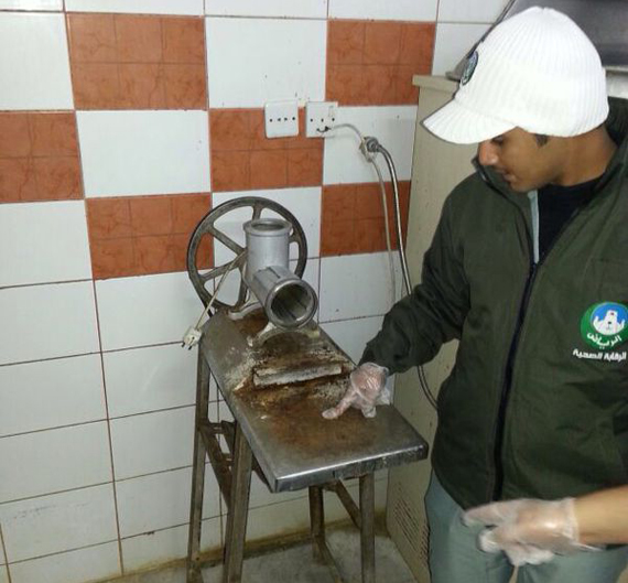 أمانة الرياض تواصل حملاتها الرقابية على المطاعم وتوقف 87 عاملا مخالفا